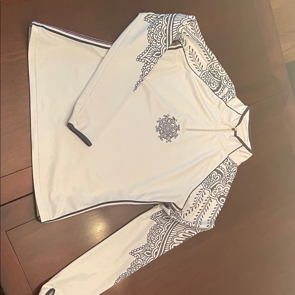 Athleta White and Black Long Sleeve 1/4 zip women’s Medium